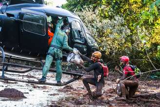 Bombeiros de helicóptero e equipes em terra estão trabalhando no limite no resgate de corpos das vítimas na região de Tejuco, em Brumadinho, Minas Gerais