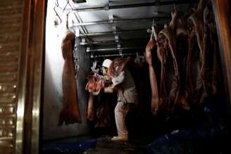 Trabalhador descarrega carne de caminhão em São Paulo
27/06/2017
REUTERS/Nacho Doce 
