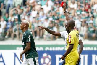 Deyverson recebe cartão vermelho no clássico contra o Corinthians