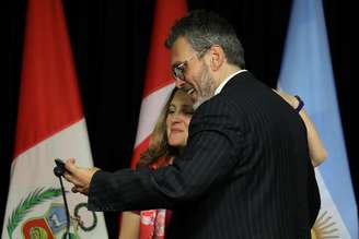 Ministra das Relações Exteriores do Canadá, Chrystia Freeland, posa para uma selfie com o líder de oposição venezuelano Orlando Viera-Blanco
04/02/2019
REUTERS/Chris Wattie