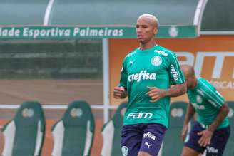 No clássico contra o Corinthians, Deyverson cuspiu no jogador rival Richard