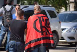 Movimentação de pessoas em frente ao Centro de Treinamento do Flamengo, onde um incêndio de grandes proporções deixou dez mortos e três pessoas feridas