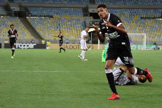 O jogador Marrony do Vasco comemora gol durante a partida entre Vasco e Resende, válida pelo Campeonato Carioca no Estádio Maracanã no Rio de Janeiro (RJ), nesta quarta-feira (13).