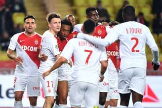 Jogadores comemoram o gol de Gelson Martins (Foto: Yann Coatsaliou / AFP)