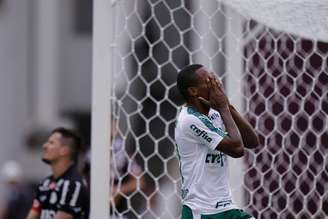 Carlos Eduardo, do Palmeiras, durante partida contra a Ferroviária válida pela 7ª rodada do Campeonato Paulista 2019, no estádio Fonte Luminosa, em Araraquara (SP), na tarde deste domingo (17).