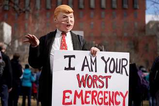 Manifestante usando máscara protesta contra o presidente Donadl Trump, em Washington. 18/2/2019.      REUTERS/Joshua Roberts     TPX IMAGES OF THE DAY