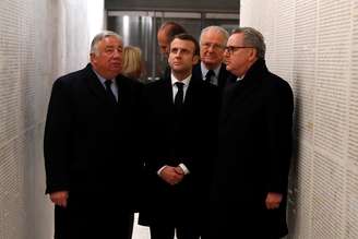 Presidente da Assembleia Nacional francesa, Richard Ferrand, presidente francês, Emmanuel Macron, e  presidente do Senado, Gerard Larcher, visitam memorial de Shoah em Paris 19/2/2019 Francois Mori/pool via REUTERS