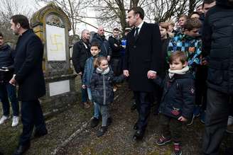 Presidente Macron visita túmulos vandalizados 