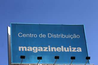 Logotipo da Magazine Luiza na frente do centro logístico da empresa em Louveira. 24/4/2018. REUTERS/Paulo Whitaker     