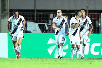 Jogadores do Vasco comemoram gol durante a partida entre Serra ES e Vasco RJ, válida pela Copa do Brasil 2019, no Estádio Kleber Andrade em Cariacica (ES), nesta quarta-feira (20).
