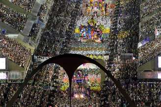 Vista geral dos desfiles no primeiro dia de apresentações do Grupo Especial do Carnaval do Rio de Janeiro, no sambódromo da Marques de Sapucaí, no centro da cidade. (2012)