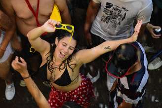 Foliã se divertindo em Carnaval com chuva na cidade de São Paulo