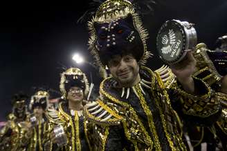 Integrante da bateria da Vai-Vai toca tamborim no Anhembi