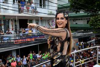 Claudia Leitte usa um look todo preto para agitar trio elétrico