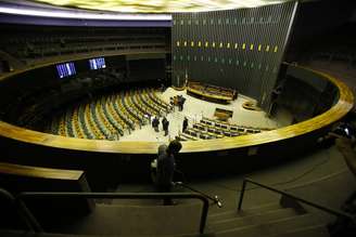  Servidores da Câmara dos Deputados trabalham nos preparativos para a posse dos novos deputados da quinquagésima sexta legislatura