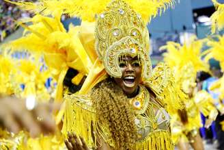 Integrante da Portela canta o samba da escola na Sapucaí