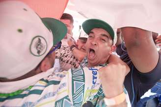 Integrantes da escola de samba Mancha Verde comemoram o primeiro lugar do grupo especial do Carnaval 2019