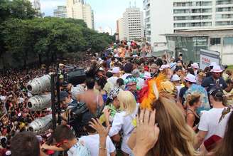 Foliões se aglomeram em volta do trio elétrico do Baixo Augusta