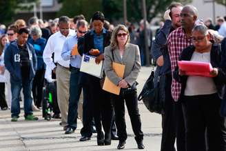 Pessoas aguardam em fila para feira de empregos em Uniondale, nos Estados Unidos
07/10/2014
REUTERS/Shannon Stapleton