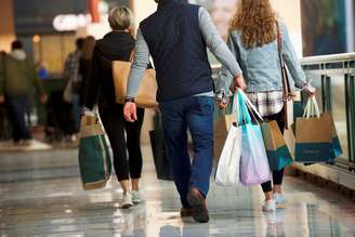 Consumidores carregam sacolas de compra na Pensilvânia, EUA
08/12/2018
REUTERS/Mark Makela