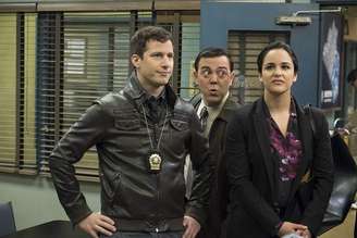 Melissa Fumero, Joe Lo Truglio e Andy Samberg em 'Brooklyn Nine-Nine' (2013)