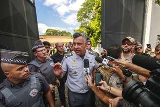 O coronel Marcelo Vieira Salles (c) fala aos jornalistas após tiroteio ocorrido na Escola Estadual Raul Brasil, em Suzano