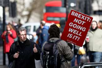 Manifestante contrário ao Brexit proteta do lado de fora do Parlamento britânico
14/03/2019
REUTERS/Henry Nicholls
