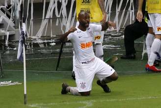 Vagner Love comemora seu gol contra o Ceará