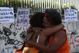 Mulheres participam de ato em homenagem à vereadora assassinada Marielle Franco; crime completa um ano nesta quinta (14)
