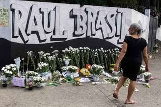 Homenagem às vítimas do ataque em frente ao portão da Escola Estadual Raul Brasil, na manhã desta quinta-feira, 14, em Suzano