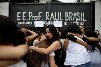 Estudantes e moradores participam de um abraço simbólico em homenagem às vítimas de ataque na escola Raul Brasil, em Suzano
15/03/2019
REUTERS/Ueslei Marcelino