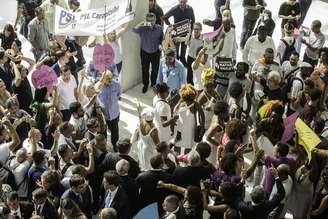 Simpatizantes do PT e da deputada eleita Janaina Paschoal batem boca no hall de entrada da Assembléia Legislativa de São Paulo na tarde desta sexta-feira (15). Nova legislatura toma posse e mesa diretora será eleita.