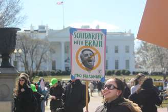 Manifestantes protestam contra a visita do presidente brasileiro Jair Bolsonaro ao Estados Unidos, em frente à Casa Branca, em Washington
