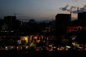 Prédios de Caracas sem luz devido a blecaute
09/03/2019
REUTERS/Marco Bello