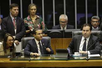 O Deputado Marcos Pereira (PRB-RJ), ao lado do Presidente da Câmara, o deputado Rodrigo Maia (DEM-RJ)