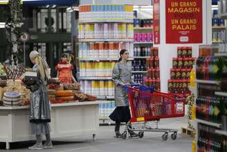 Consumidores fazem compras em supermercado na Alemanha
04/03/2014
REUTERS/Stephane Mahe 