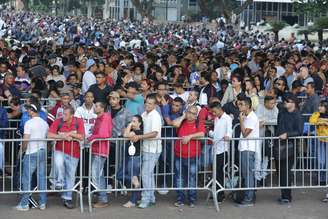 Uma gigante fila se formou no Vale do Anhangabaú, no centro de São Paulo, onde acontece o Mutirão de Emprego promovido pela Secretaria de Desenvolvimento Econômico e Trabalho da Prefeitura de São Paulo e o Sindicato dos Comerciários, na manhã desta terça-feira (26)