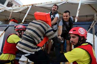 Salva-vidas da ONG Proactiva Open Arms da Espanha resgatam refugiados no Mar Mediterrâneo