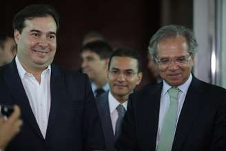  O presidente da Câmara dos Deputados, Rodrigo Maia (DEM-RJ) (e), e o ministro da Economia, Paulo Guedes