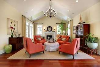 1- A cor salmão das poltronas é o principal destaque na decoração da sala de estar. Fonte: Blog MontaCasa