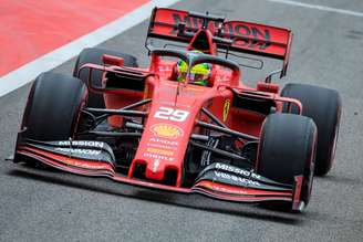 Schumacher faz sua estreia na F1 com a Ferrari nos testes do Bahrein