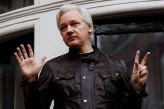 O fundador do WikiLeaks, Julian Assange, na varanda da embaixada do Equador em Londres, no Reino Unido
19/05/2017
REUTERS/Peter Nicholls  