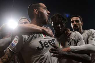 Bonucci e Kean comemoram a vitória (Foto: AFP)