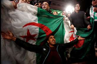 Manifestantes argelinos comemoram renúncia de presidente Bouteflika nas ruas de Argel
02/04/2019
REUTERS/Ramzi Boudina