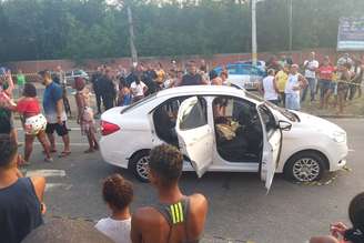 Dois homens dentro de um carro são baleados por policiais na favela do Muquiço, em Guadalupe, na Zona Oeste do Rio de Janeiro (RJ), na tarde deste domingo (7). Um deles morreu no local e outro foi socorrido ao hospital. Mais cedo uma equipe de soldados do Exército Brasileiro foi atacada a tiros por criminosos na comunidade. Duas viaturas blindadas foram alvos dos bandidos