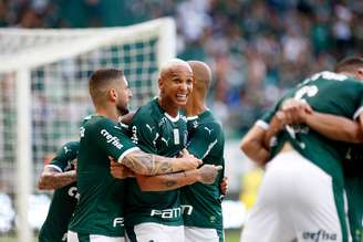 Deyverson, jogador do Palmeiras, comemora gol que acabou sendo anulado pelo VAR