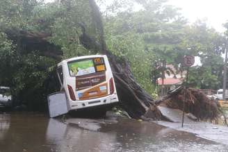Carros são atingidos devido a forte chuva na cidade do Rio de Janeiro, nesta terça-feira (9)