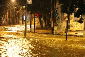 Uma forte chuva que caiu na cidade do Rio de Janeiro no início da noite desta segunda-feira, 8, deixou vias completamente inundadas. como na Avenida Maracanã, esquina com Rua Eurico Rabelo (08/04/2019)
