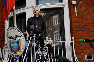 Fundador do WikiLeaks, Julian Assange, na sacada da embaixada do Equador em Londres
19/05/2017
REUTERS/Peter Nicholls