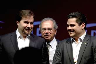 O presidente da Câmara dos Deputados, Rodrigo Maia (DEM-RJ), o ministro da Economia, Paulo Guedes, e o presidente do Senado Davi Alcolumbre (DEM-AP)